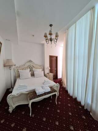 Гостиница Golden Hotel Пятигорск Номер люкс с 1 двуспальной кроватью-6